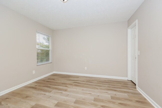 Building Photo - 5823 Roxbury Dr