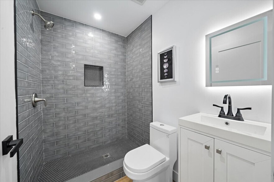 Building Photo - 5813 Saloma Ave