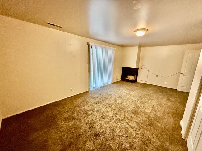 Building Photo - Pet-Friendly 3-BR Tri-Level Townhome