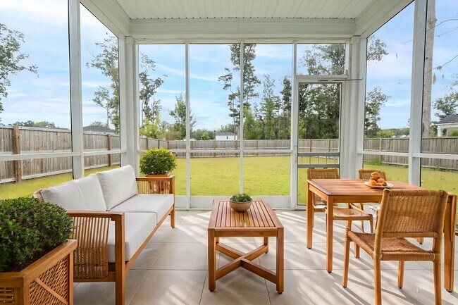 Building Photo - Bright & Spacious Living in Charleston’s G...