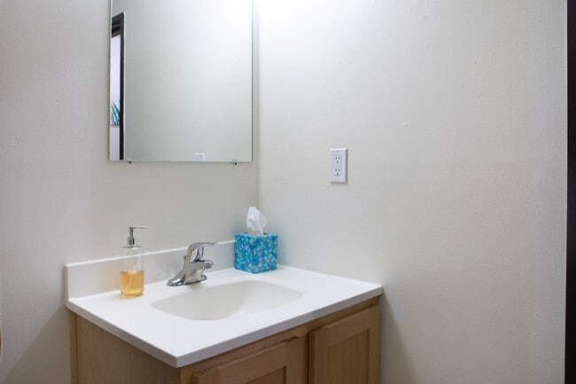 Building Photo - 823 N 2nd St