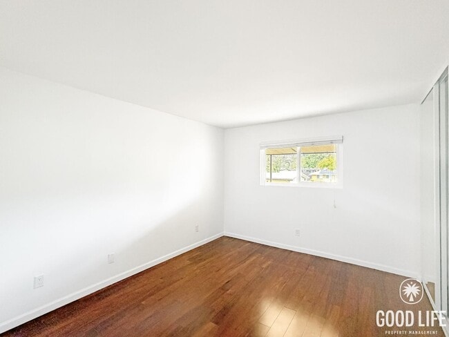 Building Photo - Beautiful 1BD/1BA W/ Reserved Parking and Laundry On-Site in Pacific Beach!