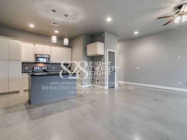 Building Photo - *AVAILABLE NOW!* Urban chic 3 bed/2.5 bath Townhome in West Norman!