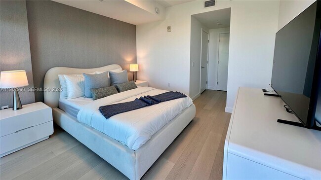 Building Photo - 9201 E Bay Harbor Dr