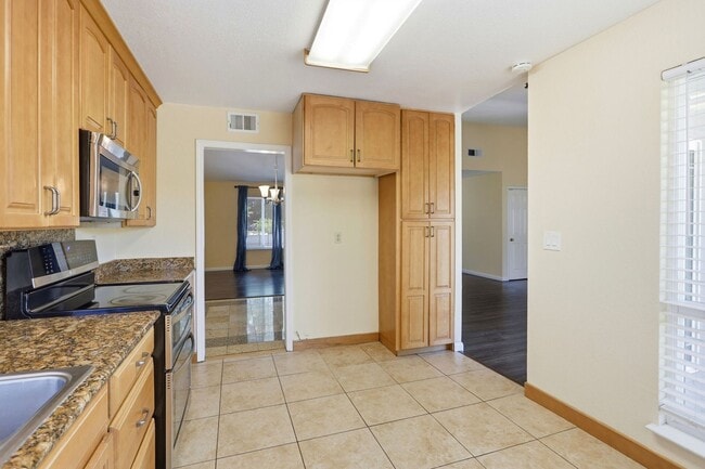 Building Photo - 663 Albion Dr