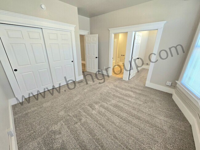 Building Photo - 715 57th St