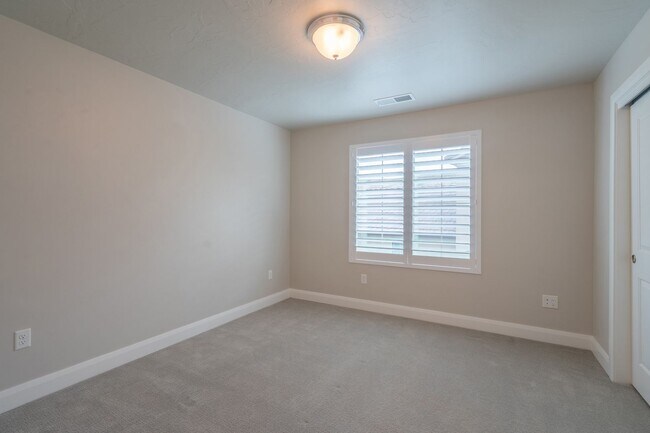 Building Photo - Newer Home in Prime Location with Spacious Layout & Two Living Areas