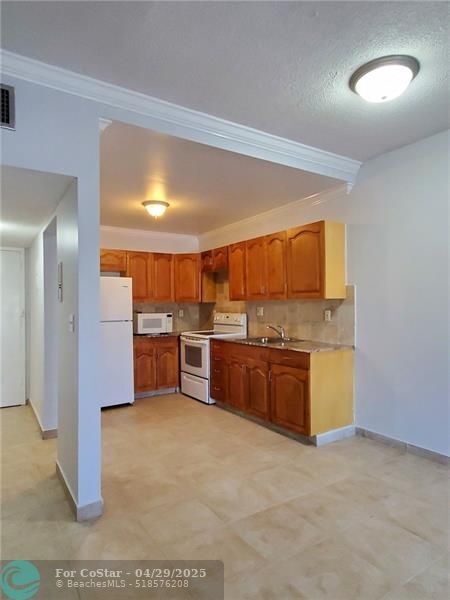 Building Photo - 2200 E Hallandale Beach Blvd