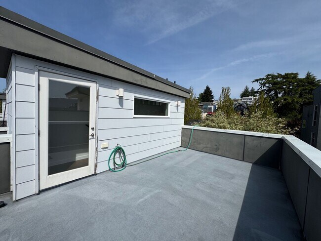 Building Photo - Modern 2 bed 2 bath townhome in Eastlake with panoramic view of Lake Union