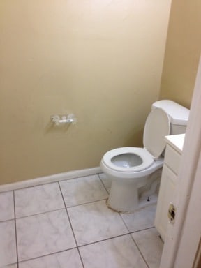 Building Photo - Large 3-2 apartment with central air and h...
