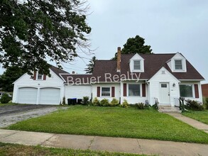 Building Photo - Huge Home Next to Ashland University