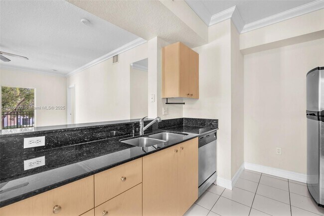 Building Photo - 2532 Centergate Dr