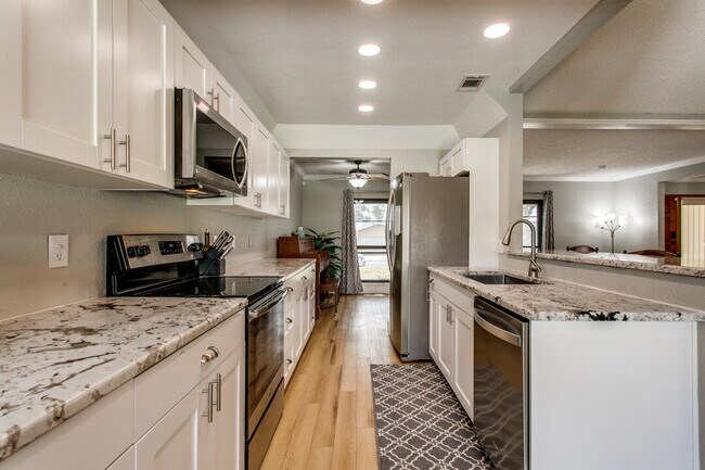 Building Photo - "Charming 3-Bedroom Haven with Cozy Fireplace in San Antonio – 1570 Sq Ft of Comfort!"