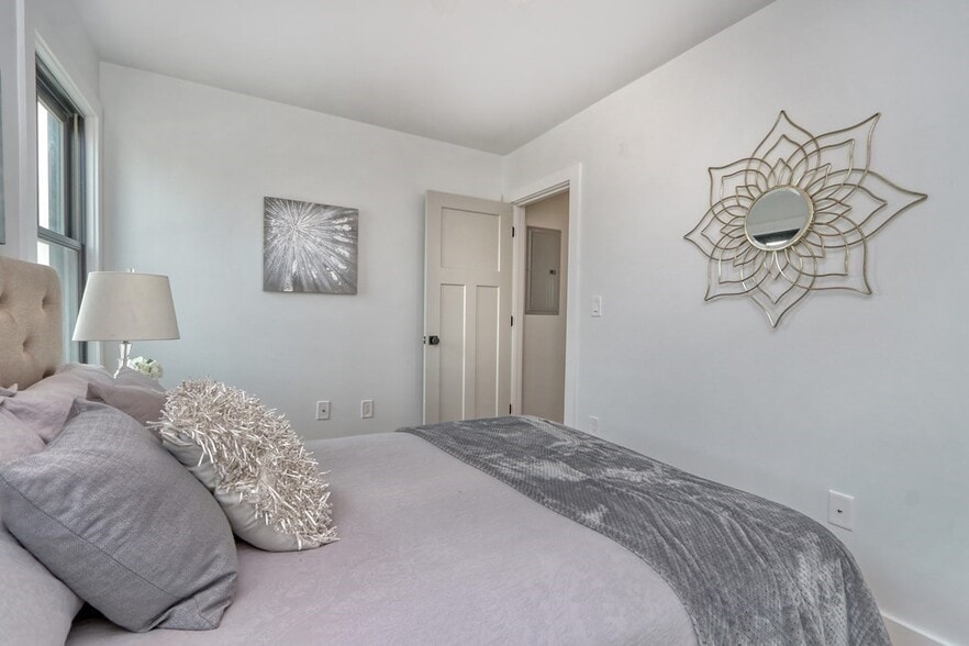 Building Photo - 74 Brooks St