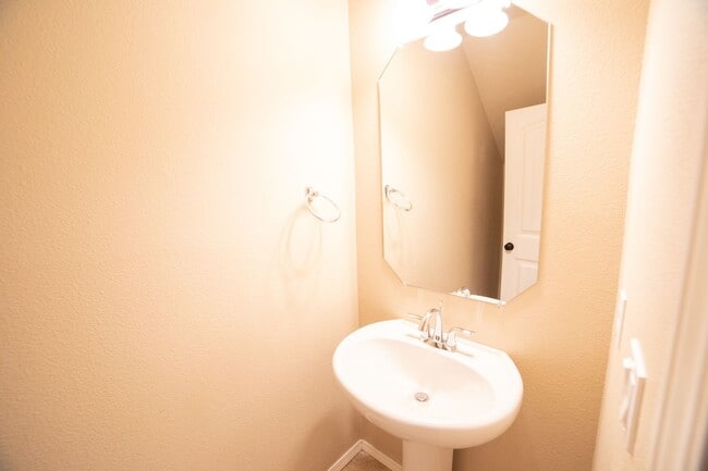 Building Photo - Newer Construction Townhome in Canby