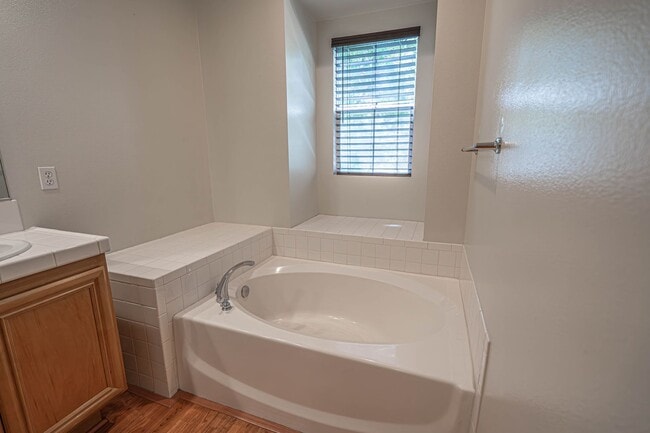 Building Photo - Bridgeport 3 Bedroom Townhome in Valencia!