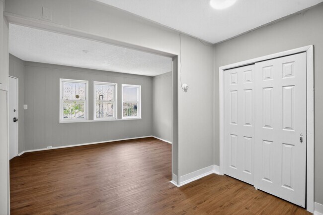 Building Photo - Narcissus