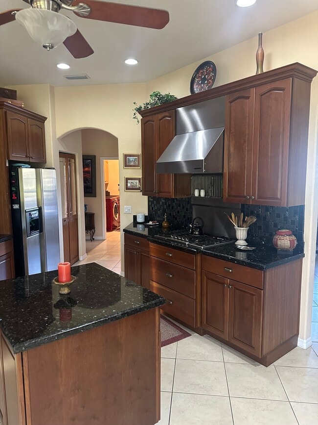 Building Photo - 566 Planters Manor Way