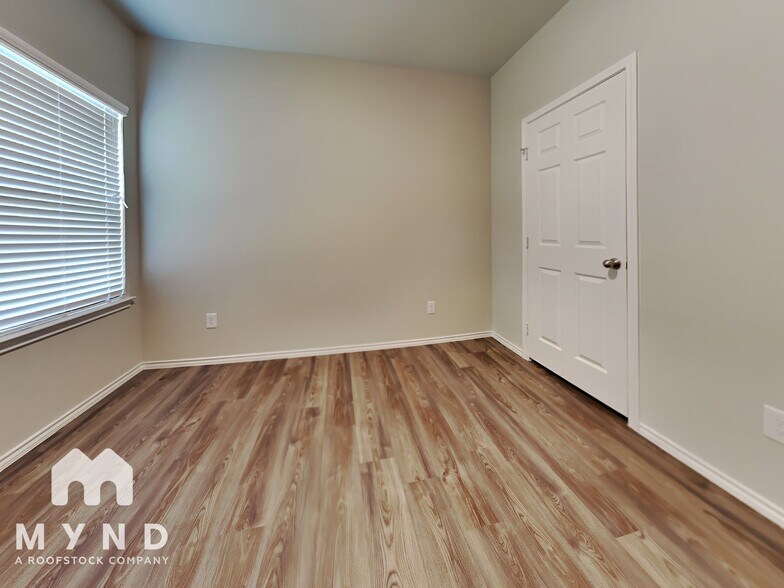 Building Photo - 413 E Avenue G Ave