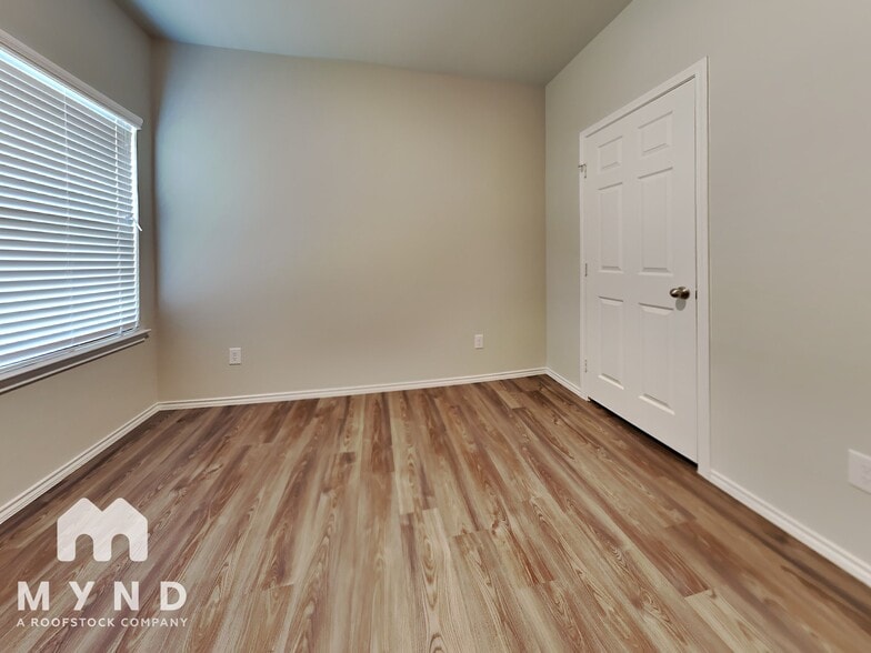 Building Photo - 413 E Avenue G