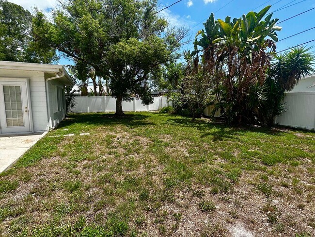 Building Photo - 3 Bed 2 Bath Home for Rent in Ideal Northeast St. Pete Neighborhood