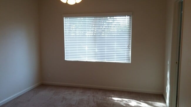 Building Photo - Recently updated home with modern amenitie...