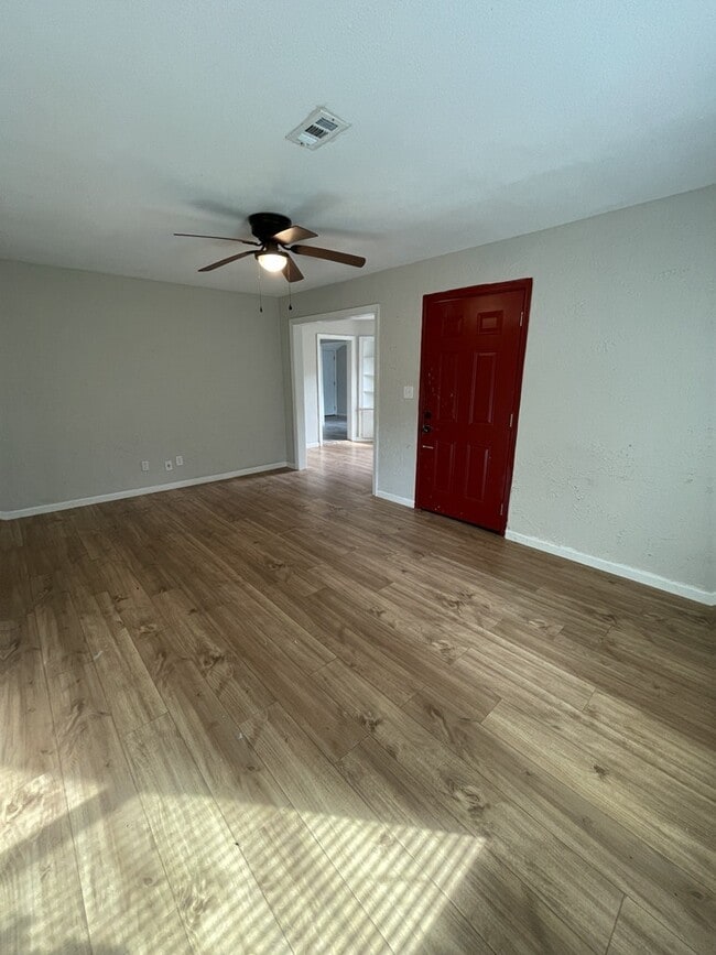 Building Photo - 732 Cedarhurst Rd