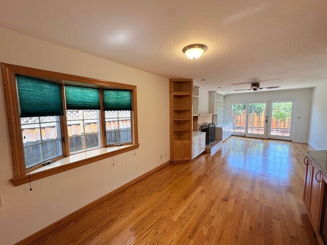 Building Photo - 3057 Carleton Pl