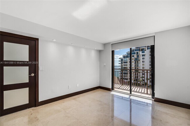 Building Photo - 540 Brickell Key Dr