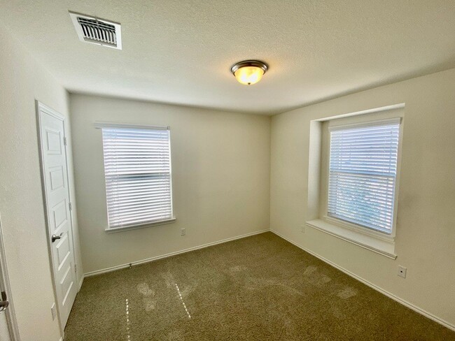 Building Photo - Live on the Golf Course at Star Ranch!! 4B...