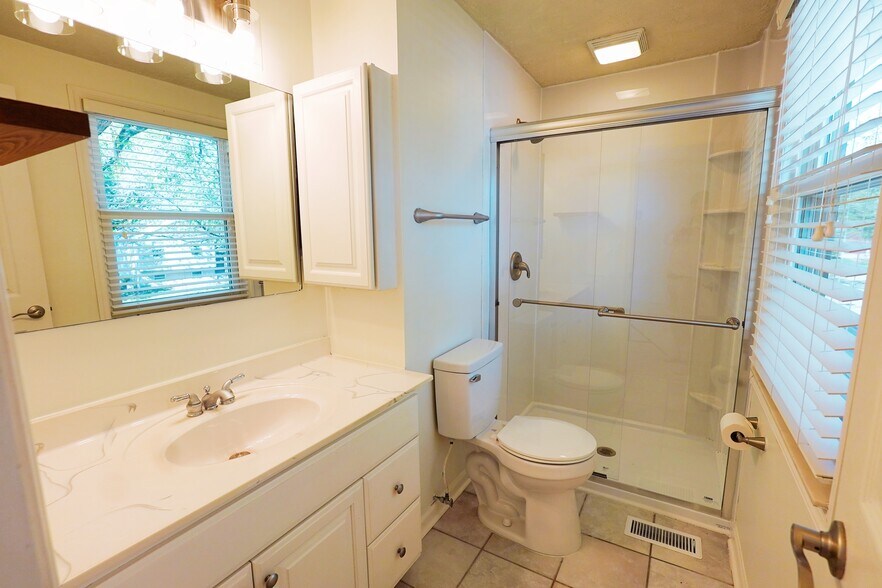 Building Photo - 8711 Blessing Dr
