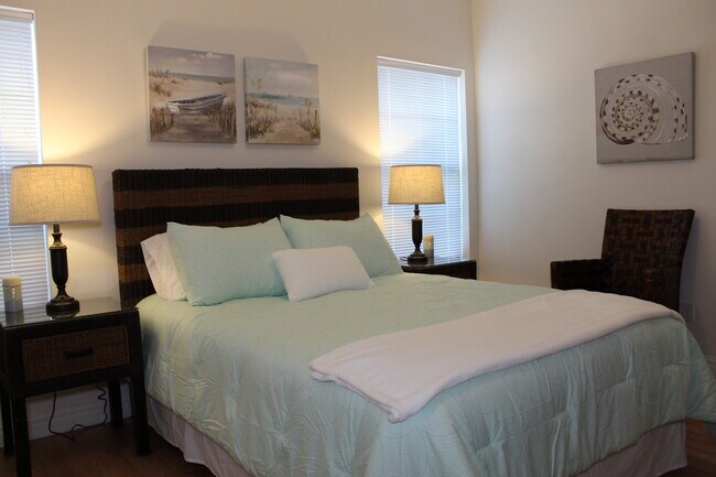 Bedroom with queen bed - 114 Atol E St