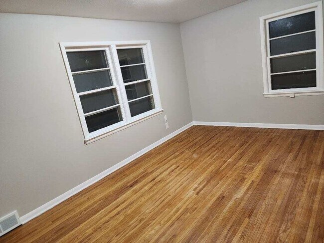 Building Photo - 2109 S Parkwood Ln