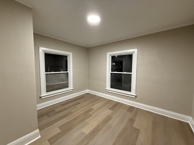 Building Photo - 407 Forest Ave