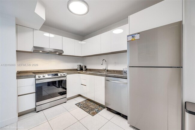 Building Photo - 100 Bayview Dr