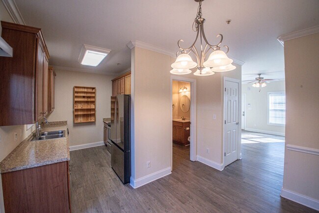 Building Photo - 614 N Center St