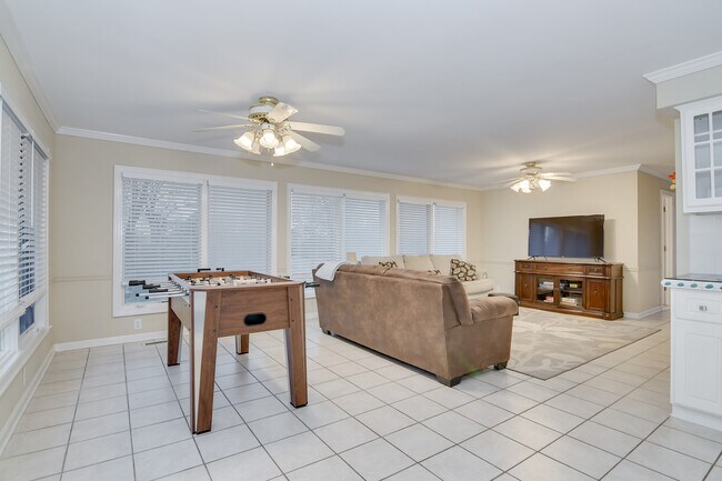 Building Photo - 2415 Apricot Ln