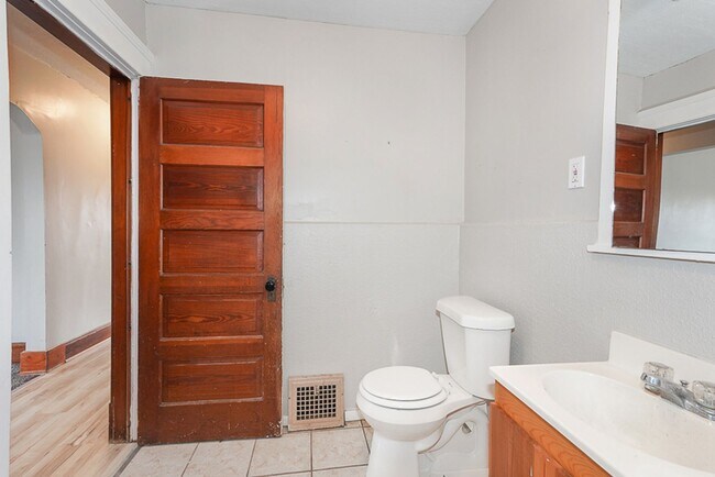 Building Photo - 1025 W 23rd St