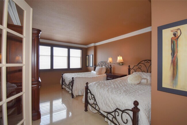 Building Photo - 1012 N Ocean Blvd