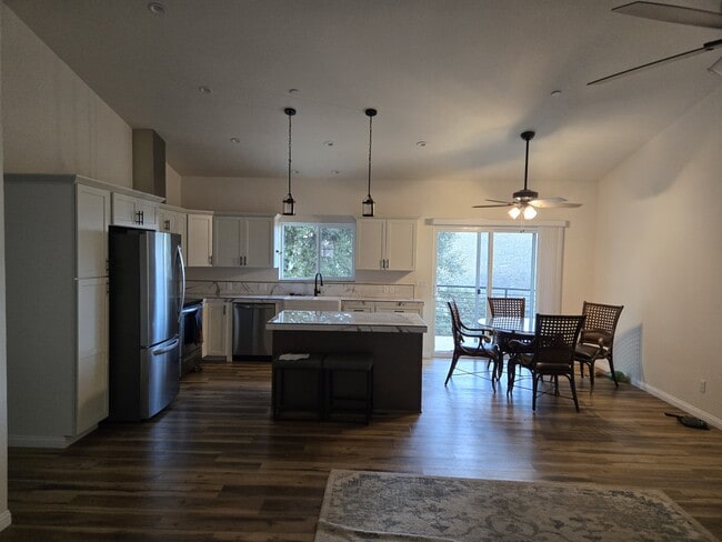 Building Photo - 39034 CA-41