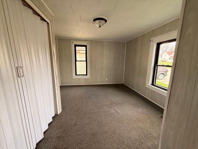 Building Photo - 1 bedroom house with detached garage $725