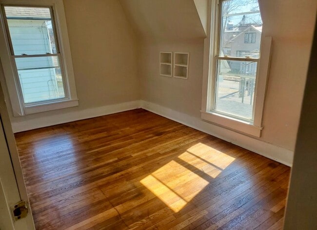 Building Photo - Newly Remodeled City 3-Bedroom Single Family Home