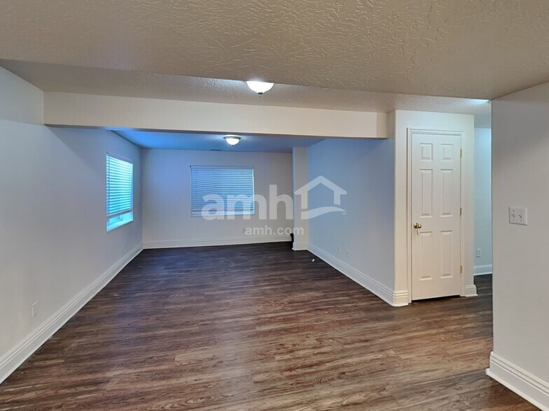 Building Photo - 651 Saddlebrook Dr