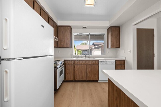 Building Photo - Beautiful Single-Story End Unit in Vista d...