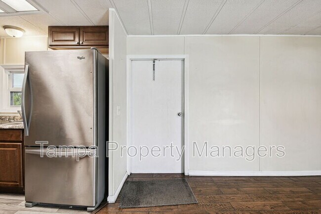 Building Photo - 242 Country Ln