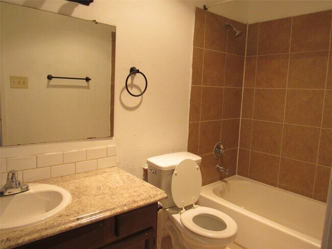 Building Photo - 17331 Red Oak Dr