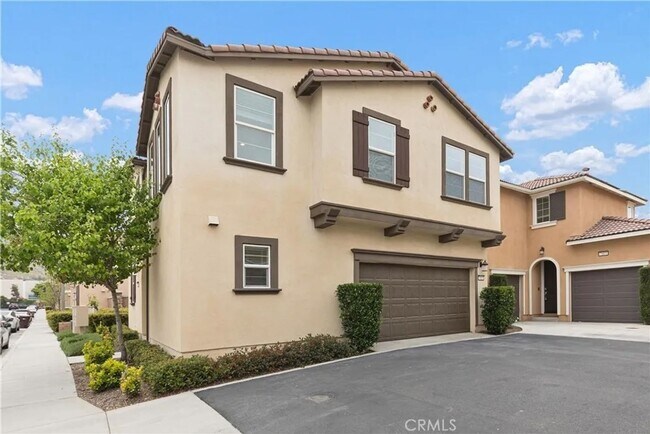 Building Photo - Great 3 bed 3 bath home