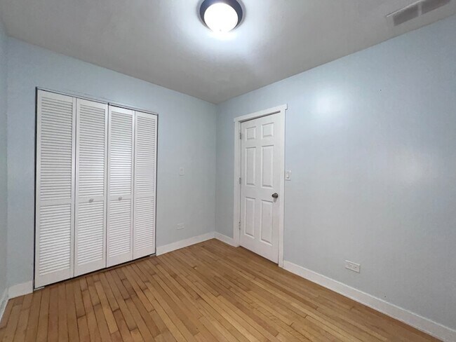 Building Photo - 1119 W 72nd St