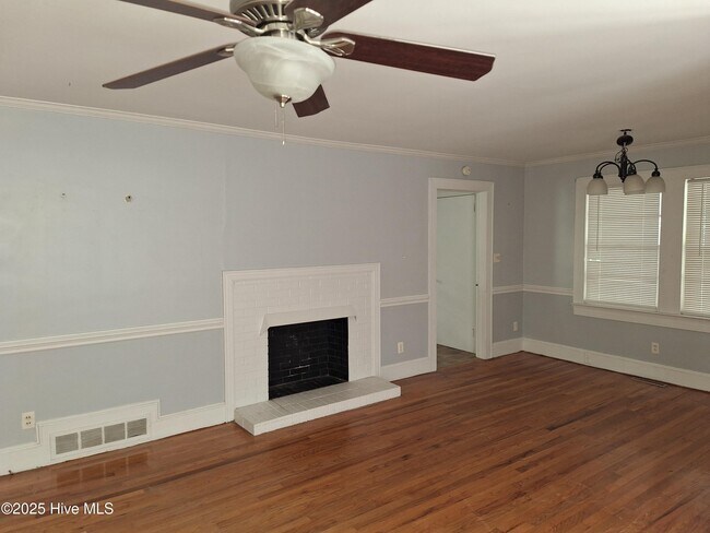 Building Photo - 612 S Oak St
