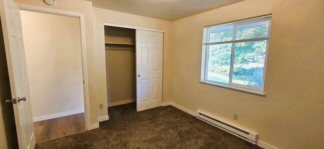 Building Photo - 9656 N Hillview Dr